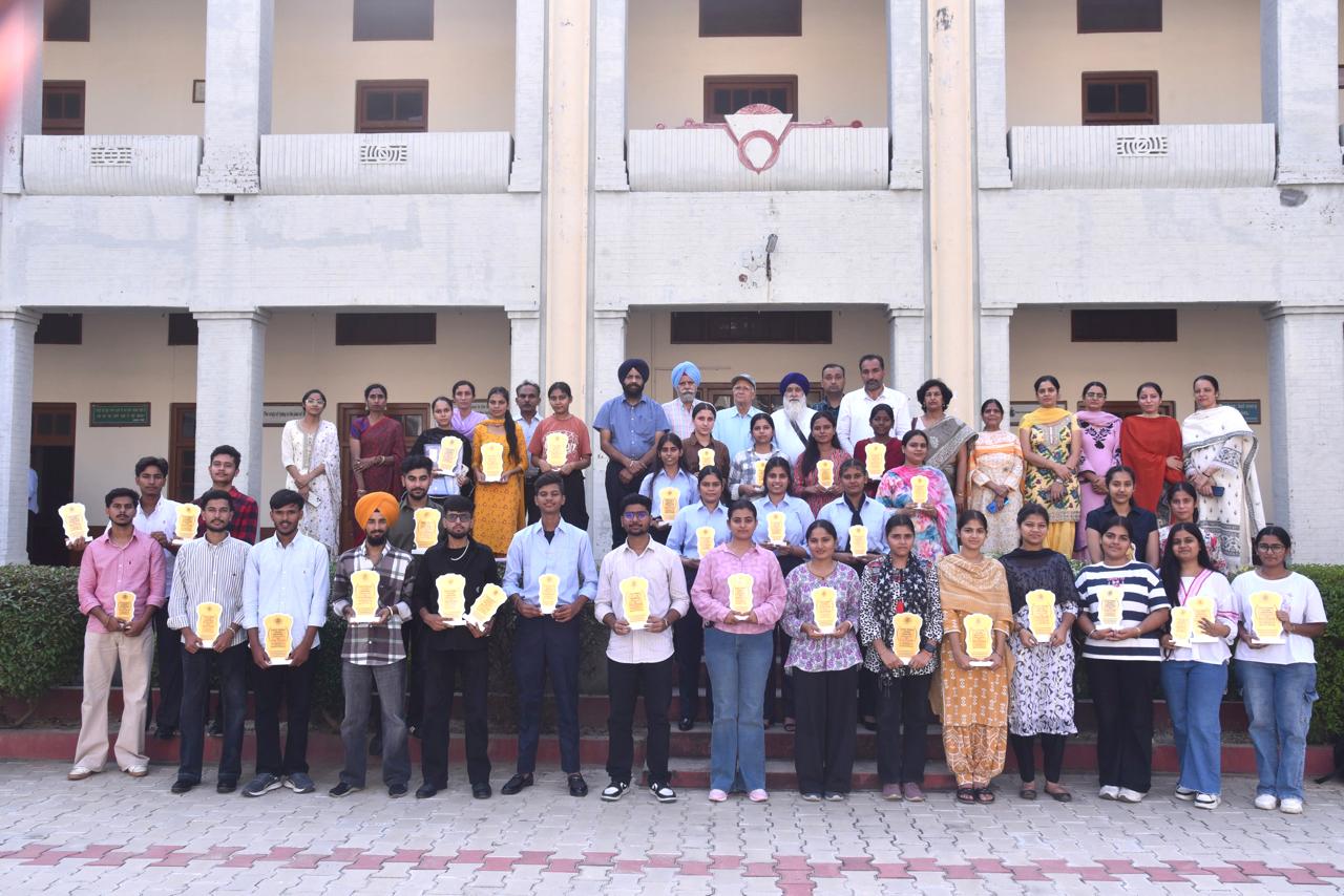 The college's Commerce Department organized a talent hunt competition.